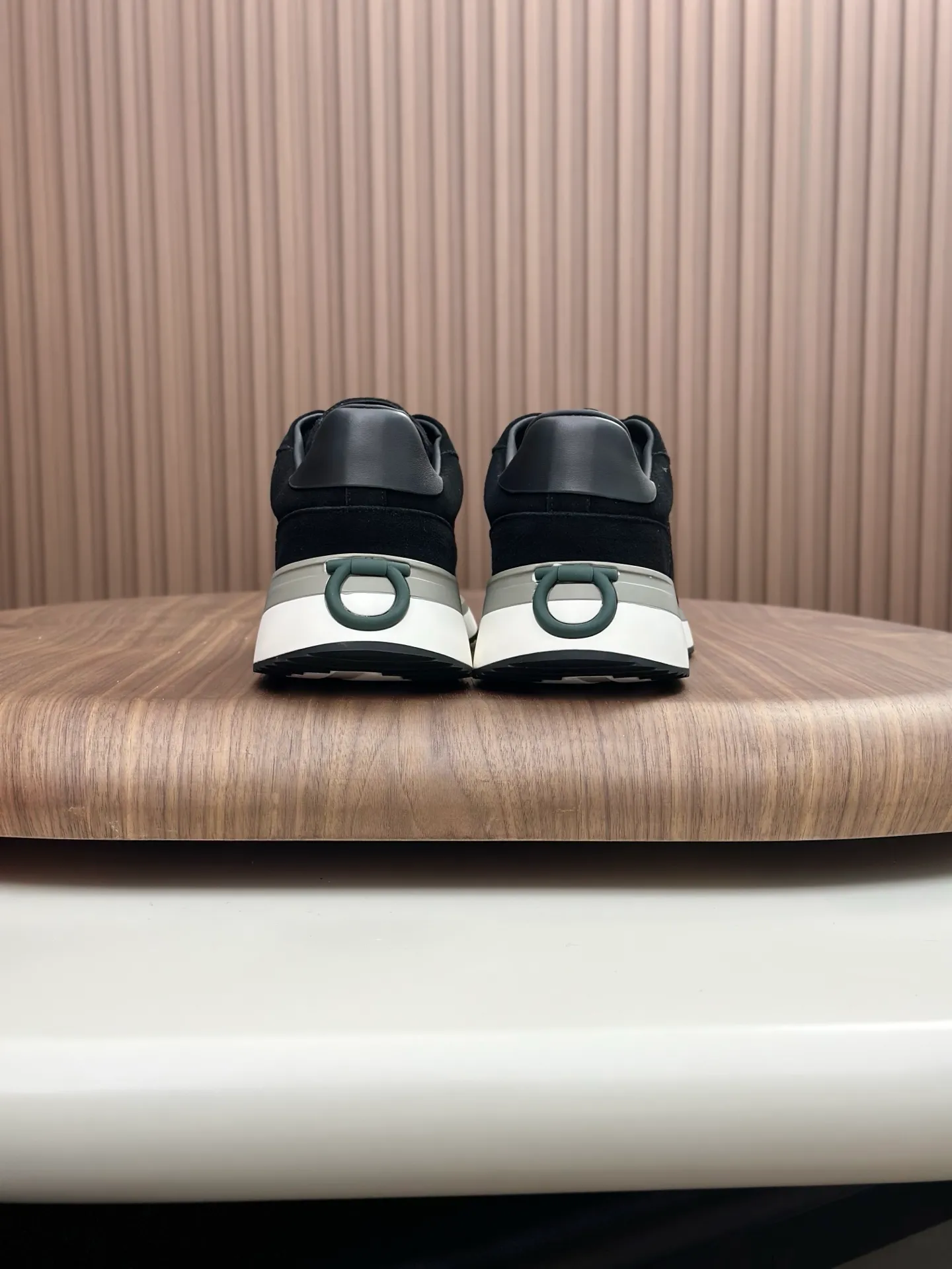 [Ferragamo] Top P: 820💰 Number of yards: 39~44 (38.45 custom-made, non-refundable) Top purchasing agent 🇮🇹 Ferragamo men's casual shoes series, the counter sells the original configuration at the same time, Italian imported cowhide fabric, high-quality splicing technology, imported water-dyed cow lining , Soles: Original foam soles are specially provided by the original factory, and the original factory follows the order. 🔍High quality can be entered and exited the counter at will. Welcome to compare and synchronize with the counter.